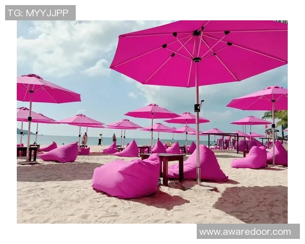 在粉色沙滩上踢足球感受阳光与海浪的完美结合 在粉色沙滩上踢足球感受阳光与海浪的完美结合