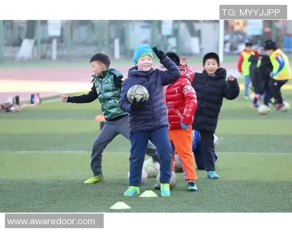 小女孩学习踢足球的益处与挑战分析探讨